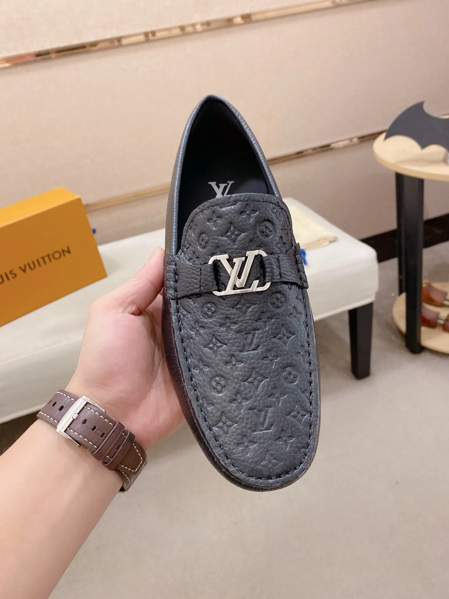 Factory price: 500💰High-end quality! LV 🆕🆕Exclusive hot-selling products in stock🔥🔥New products on the shelves, high-quality Ferragamo men's pea shoes, high-end casual driving shoes, with complete packaging! 💪 💪 Material: imported pebbled first-layer cowhide 🐂 + imported high-quality buffalo leather lining + wear-resistant outsole 👍🏻👍🏻 Features: high-end and comfortable, purely handmade 🚀 🚀 Create the perfect shoe that suits you best 🔥 🔥 Size: (38-44) 45 standard size can be customized!